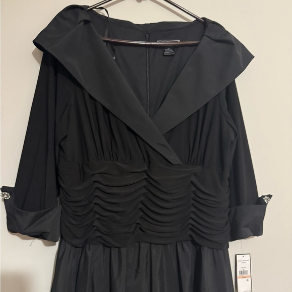 Elegant Black Off-Shoulder Dress - Picture 7 of 10